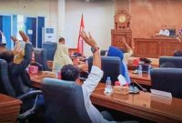 Ketua DPRD Kota Bima Syamsurih, SH, memimpin Rapat Paripurna pembentukan Panitia Khusus (Pansus) Aset Pemerintah Kota Bima yang diputuskan melalui mekanisme voting terbuka di Ruang Sidang DPRD Kota Bima, Rabu (14/1/2026).