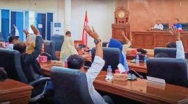 Ketua DPRD Kota Bima Syamsurih, SH, memimpin Rapat Paripurna pembentukan Panitia Khusus (Pansus) Aset Pemerintah Kota Bima yang diputuskan melalui mekanisme voting terbuka di Ruang Sidang DPRD Kota Bima, Rabu (14/1/2026).