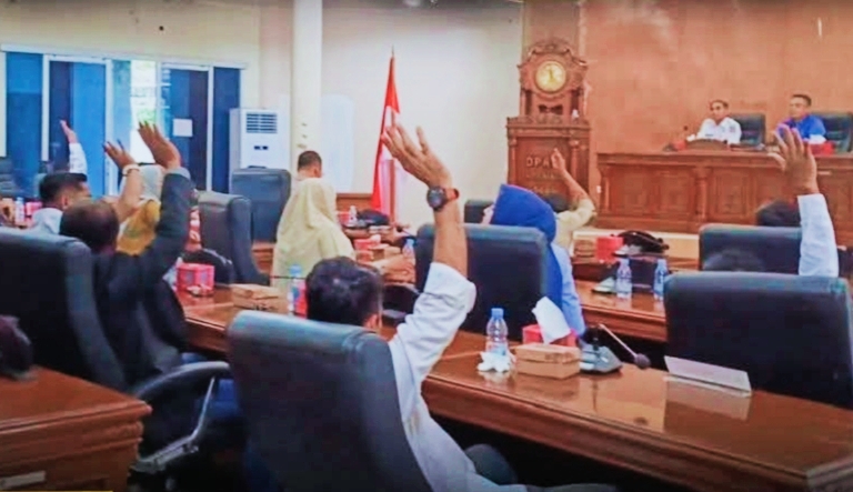 Ketua DPRD Kota Bima Syamsurih, SH, memimpin Rapat Paripurna pembentukan Panitia Khusus (Pansus) Aset Pemerintah Kota Bima yang diputuskan melalui mekanisme voting terbuka di Ruang Sidang DPRD Kota Bima, Rabu (14/1/2026).