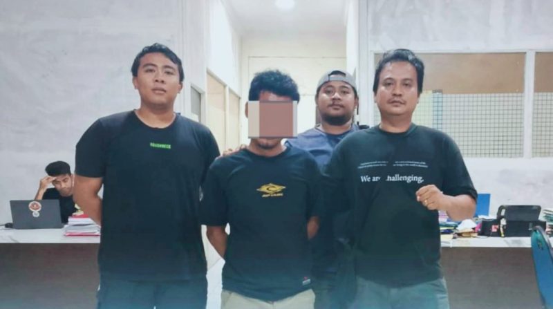 Terduga pelaku penggelapan berinisial SB (45) saat diamankan Tim Opsnal Sat Reskrim Polres Sumbawa usai nekat menggadaikan motor milik istrinya dan laptop titipan warga di wilayah Kelurahan Pekat, Selasa malam (13/01/2026).