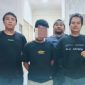 Terduga pelaku penggelapan berinisial SB (45) saat diamankan Tim Opsnal Sat Reskrim Polres Sumbawa usai nekat menggadaikan motor milik istrinya dan laptop titipan warga di wilayah Kelurahan Pekat, Selasa malam (13/01/2026).