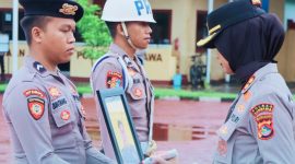 Kapolres Sumbawa AKBP Marieta Dwi Ardhini, S.H., S.I.K., memimpin Upacara Pemberhentian Tidak Dengan Hormat (PTDH) terhadap satu personel Polres Sumbawa sekaligus memberikan arahan tegas kepada seluruh anggota agar tidak terlibat praktik judi online maupun pelanggaran kode etik lainnya.