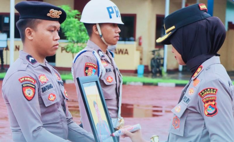 Kapolres Sumbawa AKBP Marieta Dwi Ardhini, S.H., S.I.K., memimpin Upacara Pemberhentian Tidak Dengan Hormat (PTDH) terhadap satu personel Polres Sumbawa sekaligus memberikan arahan tegas kepada seluruh anggota agar tidak terlibat praktik judi online maupun pelanggaran kode etik lainnya.