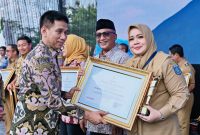 Wakil Gubernur NTB Indah Dhamayanti Putri menerima Penghargaan Upakarya Wanua Nugraha Tahun 2025 dari Wakil Menteri Dalam Negeri Akhmad Wiyagus pada puncak peringatan Hari Desa Nasional 2026 di Boyolali, Jawa Tengah, sebagai bentuk pengakuan atas keberhasilan pembinaan desa dan kelurahan di Provinsi NTB.
