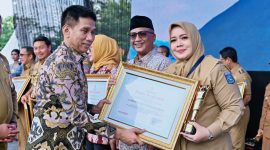 Wakil Gubernur NTB Indah Dhamayanti Putri menerima Penghargaan Upakarya Wanua Nugraha Tahun 2025 dari Wakil Menteri Dalam Negeri Akhmad Wiyagus pada puncak peringatan Hari Desa Nasional 2026 di Boyolali, Jawa Tengah, sebagai bentuk pengakuan atas keberhasilan pembinaan desa dan kelurahan di Provinsi NTB.
