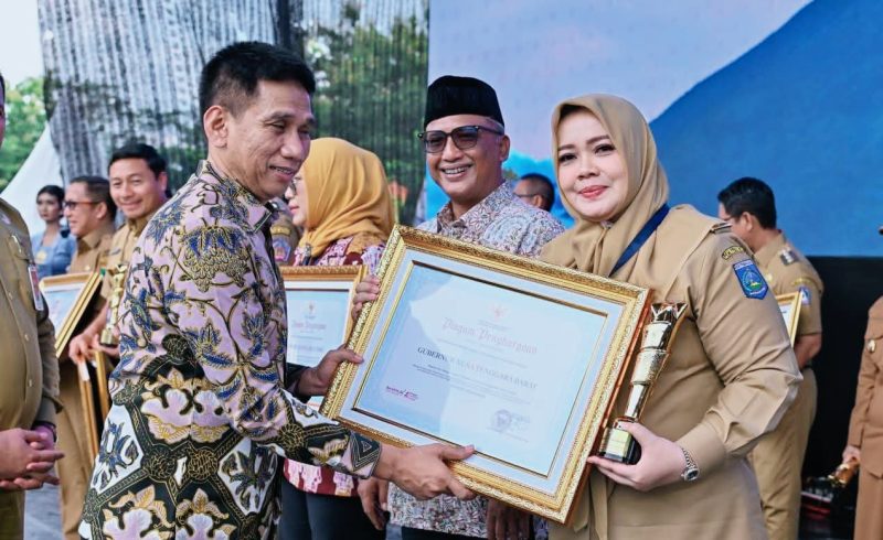 Wakil Gubernur NTB Indah Dhamayanti Putri menerima Penghargaan Upakarya Wanua Nugraha Tahun 2025 dari Wakil Menteri Dalam Negeri Akhmad Wiyagus pada puncak peringatan Hari Desa Nasional 2026 di Boyolali, Jawa Tengah, sebagai bentuk pengakuan atas keberhasilan pembinaan desa dan kelurahan di Provinsi NTB.