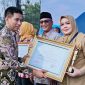 Wakil Gubernur NTB Indah Dhamayanti Putri menerima Penghargaan Upakarya Wanua Nugraha Tahun 2025 dari Wakil Menteri Dalam Negeri Akhmad Wiyagus pada puncak peringatan Hari Desa Nasional 2026 di Boyolali, Jawa Tengah, sebagai bentuk pengakuan atas keberhasilan pembinaan desa dan kelurahan di Provinsi NTB.