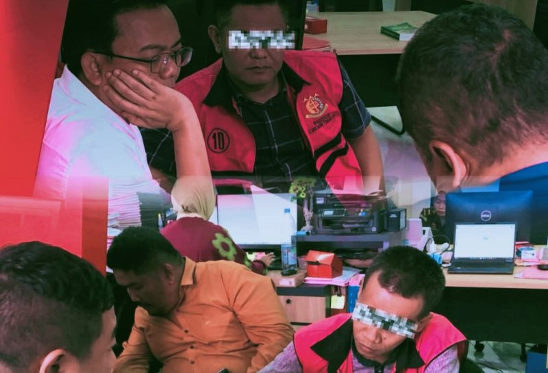 Jaksa Penyidik Bidang Pidana Khusus Kejati NTB menyerahkan tersangka dan barang bukti kasus dugaan gratifikasi DPRD NTB periode 2024-2029 kepada Jaksa Penuntut Umum Kejari Mataram dalam pelimpahan tahap II, Kamis (15/1/2026).