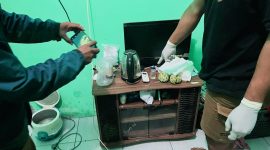 Petugas Satresnarkoba Polres Dompu mengamankan dua perempuan terduga pelaku beserta barang bukti narkotika jenis sabu saat penggerebekan di sebuah home stay di Desa Pekat, Kecamatan Pekat, Kabupaten Dompu, Selasa (13/1/2026).