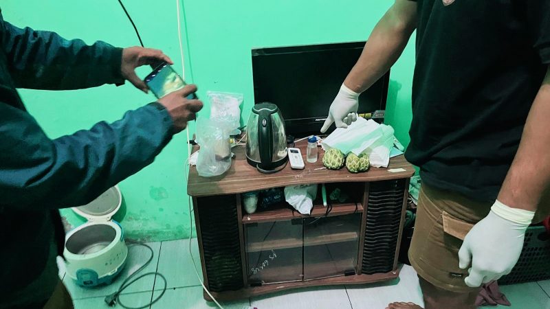 Petugas Satresnarkoba Polres Dompu mengamankan dua perempuan terduga pelaku beserta barang bukti narkotika jenis sabu saat penggerebekan di sebuah home stay di Desa Pekat, Kecamatan Pekat, Kabupaten Dompu, Selasa (13/1/2026).
