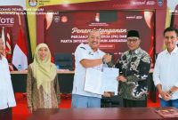 Ketua KPU Provinsi NTB Muhammad Khuwailid bersama jajaran menandatangani Perjanjian Kinerja dan Pakta Integritas Tahun 2026 yang diikuti secara luring dan daring oleh KPU Kabupaten/Kota se-NTB, Kamis (15/1/2026).