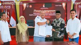 Ketua KPU Provinsi NTB Muhammad Khuwailid bersama jajaran menandatangani Perjanjian Kinerja dan Pakta Integritas Tahun 2026 yang diikuti secara luring dan daring oleh KPU Kabupaten/Kota se-NTB, Kamis (15/1/2026).