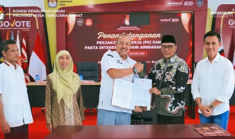 Ketua KPU Provinsi NTB Muhammad Khuwailid bersama jajaran menandatangani Perjanjian Kinerja dan Pakta Integritas Tahun 2026 yang diikuti secara luring dan daring oleh KPU Kabupaten/Kota se-NTB, Kamis (15/1/2026).