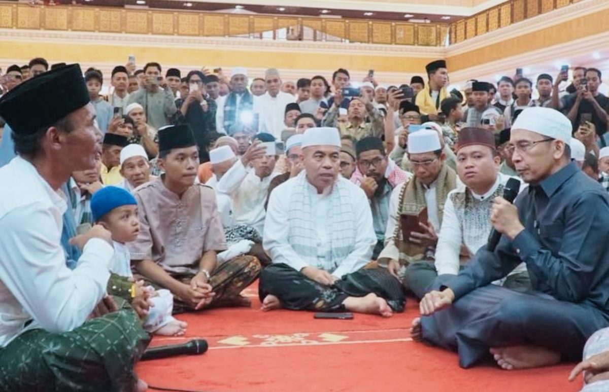 TGB H Muhammad Zainul Majdi membimbing satu keluarga mengucapkan dua kalimat syahadat di Masjid Hubbul Wathan Islamic Center, Kota Mataram, usai salat Jumat, Jumat (16/1/2026).