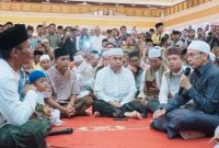 TGB H Muhammad Zainul Majdi membimbing satu keluarga mengucapkan dua kalimat syahadat di Masjid Hubbul Wathan Islamic Center, Kota Mataram, usai salat Jumat, Jumat (16/1/2026).