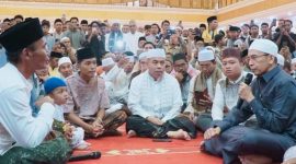 TGB H Muhammad Zainul Majdi membimbing satu keluarga mengucapkan dua kalimat syahadat di Masjid Hubbul Wathan Islamic Center, Kota Mataram, usai salat Jumat, Jumat (16/1/2026).
