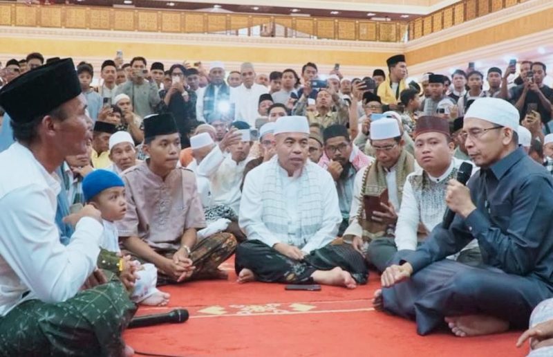 TGB H Muhammad Zainul Majdi membimbing satu keluarga mengucapkan dua kalimat syahadat di Masjid Hubbul Wathan Islamic Center, Kota Mataram, usai salat Jumat, Jumat (16/1/2026).