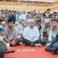 TGB H Muhammad Zainul Majdi membimbing satu keluarga mengucapkan dua kalimat syahadat di Masjid Hubbul Wathan Islamic Center, Kota Mataram, usai salat Jumat, Jumat (16/1/2026).