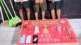 Petugas Satresnarkoba Polres Dompu menunjukkan barang bukti narkotika jenis sabu seberat bruto 1,70 gram beserta sejumlah alat pendukung yang diamankan dari tiga terduga pelaku dalam pengungkapan kasus narkotika di Kelurahan Potu, Kecamatan Dompu.