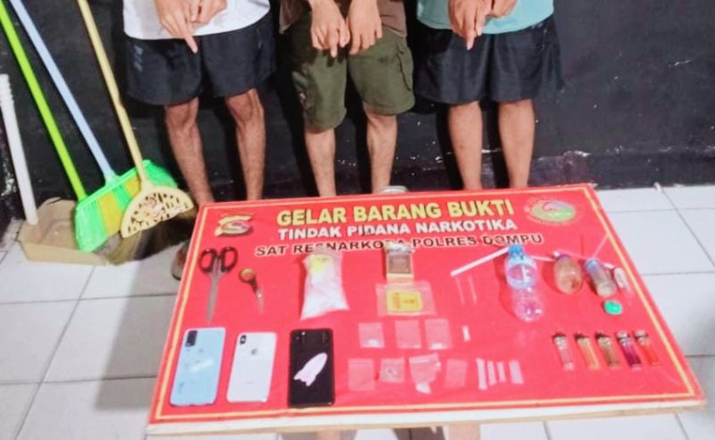 Petugas Satresnarkoba Polres Dompu menunjukkan barang bukti narkotika jenis sabu seberat bruto 1,70 gram beserta sejumlah alat pendukung yang diamankan dari tiga terduga pelaku dalam pengungkapan kasus narkotika di Kelurahan Potu, Kecamatan Dompu.