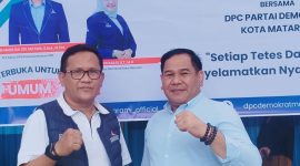 Kader DPC Partai Demokrat Kota Mataram bersama masyarakat mengikuti kegiatan donor darah bekerja sama dengan UDD PMI Lombok Barat di Kantor DPC Demokrat Kota Mataram, Sabtu (17/1/2026).