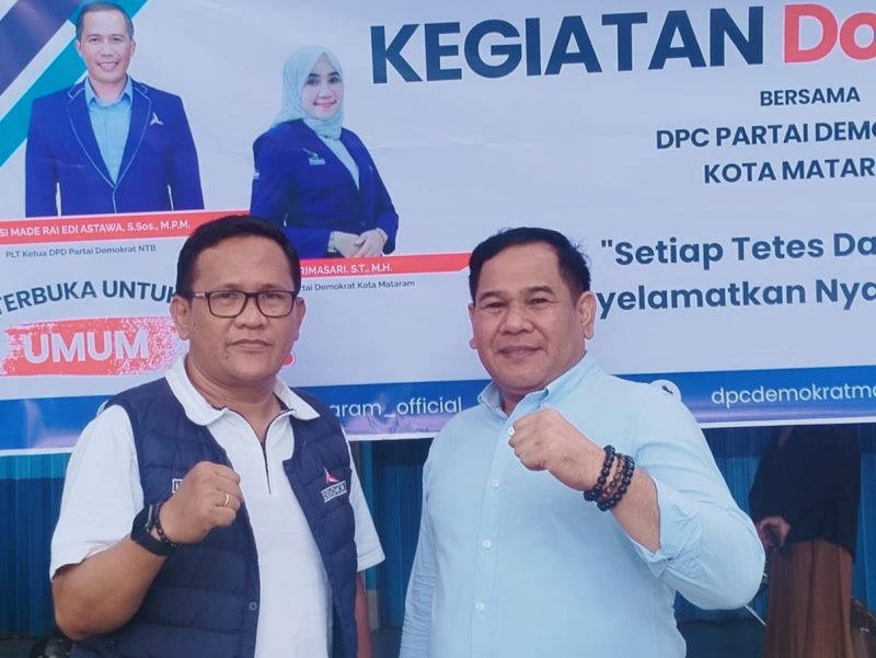 Kader DPC Partai Demokrat Kota Mataram bersama masyarakat mengikuti kegiatan donor darah bekerja sama dengan UDD PMI Lombok Barat di Kantor DPC Demokrat Kota Mataram, Sabtu (17/1/2026).
