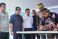 Gubernur Kalimantan Utara Dr. H. Zainal A. Paliwang bersama Bupati Sumbawa Ir. H. Syarafuddin Jarot, MP saat meresmikan Gedung Asrama Mahasiswa Putra dan Putri Kalimantan Utara di Desa Nijang, Kecamatan Unter Iwes, Kabupaten Sumbawa, Sabtu (17/1/2026). Asrama ini dibangun untuk mendukung kenyamanan dan kelayakan hunian mahasiswa perantau asal Kalimantan Utara yang menempuh pendidikan di Sumbawa.