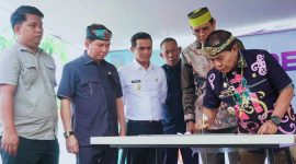 Gubernur Kalimantan Utara Dr. H. Zainal A. Paliwang bersama Bupati Sumbawa Ir. H. Syarafuddin Jarot, MP saat meresmikan Gedung Asrama Mahasiswa Putra dan Putri Kalimantan Utara di Desa Nijang, Kecamatan Unter Iwes, Kabupaten Sumbawa, Sabtu (17/1/2026). Asrama ini dibangun untuk mendukung kenyamanan dan kelayakan hunian mahasiswa perantau asal Kalimantan Utara yang menempuh pendidikan di Sumbawa.