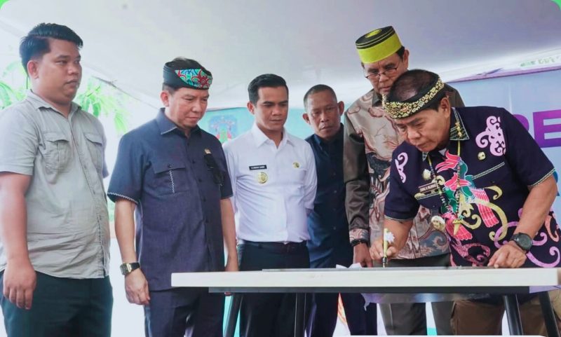 Gubernur Kalimantan Utara Dr. H. Zainal A. Paliwang bersama Bupati Sumbawa Ir. H. Syarafuddin Jarot, MP saat meresmikan Gedung Asrama Mahasiswa Putra dan Putri Kalimantan Utara di Desa Nijang, Kecamatan Unter Iwes, Kabupaten Sumbawa, Sabtu (17/1/2026). Asrama ini dibangun untuk mendukung kenyamanan dan kelayakan hunian mahasiswa perantau asal Kalimantan Utara yang menempuh pendidikan di Sumbawa.