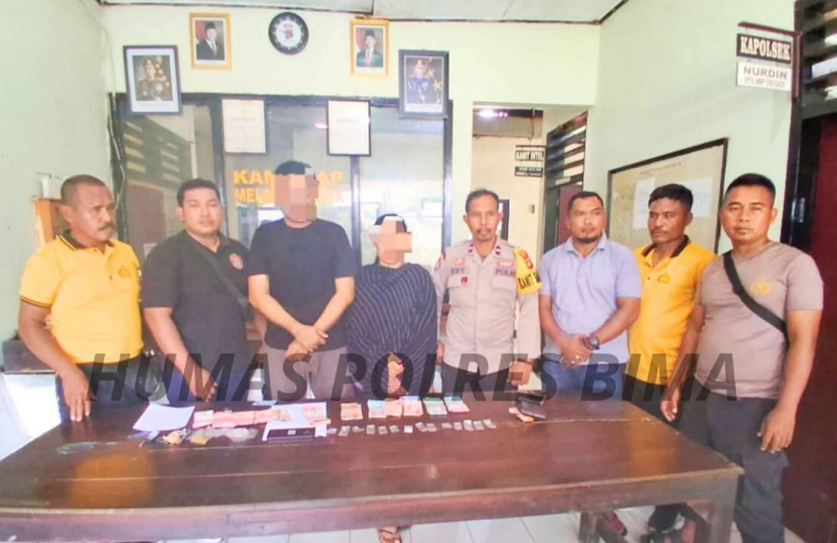 Pasangan suami istri terduga pelaku peredaran narkoba jenis sabu saat diamankan di Mapolsek Bolo, Polres Bima, Polda NTB. Dari tangan pelaku, polisi mengamankan 15 poket sabu, uang tunai Rp7,17 juta, serta sejumlah barang bukti lainnya.