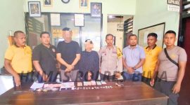 Pasangan suami istri terduga pelaku peredaran narkoba jenis sabu saat diamankan di Mapolsek Bolo, Polres Bima, Polda NTB. Dari tangan pelaku, polisi mengamankan 15 poket sabu, uang tunai Rp7,17 juta, serta sejumlah barang bukti lainnya.