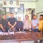 Pasangan suami istri terduga pelaku peredaran narkoba jenis sabu saat diamankan di Mapolsek Bolo, Polres Bima, Polda NTB. Dari tangan pelaku, polisi mengamankan 15 poket sabu, uang tunai Rp7,17 juta, serta sejumlah barang bukti lainnya.