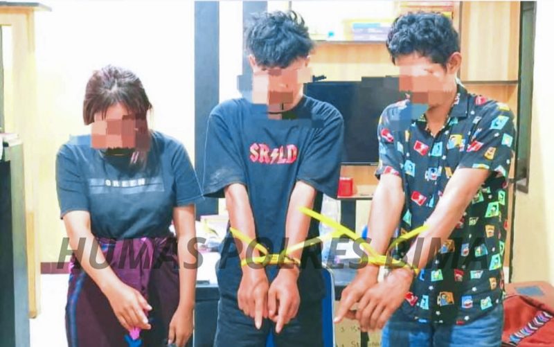 Tiga terduga pelaku peredaran narkoba jenis sabu yang diamankan Satresnarkoba Polres Bima saat penggerebekan di sebuah gubuk di kawasan Talabiu, Kabupaten Bima, Kamis (15/1/2026). Ketiganya kini menjalani proses hukum guna pengembangan jaringan peredaran sabu di wilayah Bima.