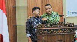 Dandim 1608/Bima Letkol Arh. Samuel Asdianto Limbongan, S.Kom., M.Sc., saat menyerahkan bantuan beasiswa kepada mahasiswa berprestasi STIS Bima dalam kegiatan Mukerda ke-X Wahdah Islamiyah Kota Bima di Aula Kantor Wali Kota Bima, Minggu (18/1/2026).