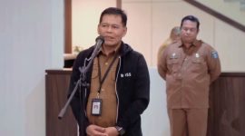 Pj Sekda Provinsi NTB Lalu Muh. Faozal saat memimpin apel pagi dan menyampaikan arahan Gubernur NTB kepada jajaran Direksi, Manajemen, serta Civitas Hospitalia RSUD Provinsi Nusa Tenggara Barat.