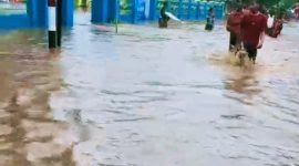 Banjir merendam jalan raya, sekolah, rumah warga, serta sejumlah fasilitas umum di Kabupaten Bima, Nusa Tenggara Barat, akibat hujan dengan intensitas tinggi. Kondisi ini mengganggu aktivitas masyarakat dan pelayanan publik, sementara aparat dan instansi terkait melakukan penanganan darurat bagi warga terdampak.
