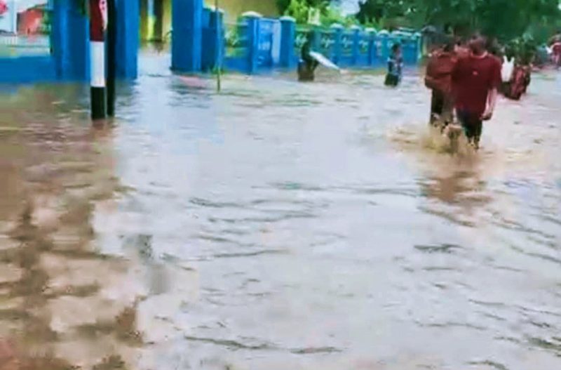Banjir merendam jalan raya, sekolah, rumah warga, serta sejumlah fasilitas umum di Kabupaten Bima, Nusa Tenggara Barat, akibat hujan dengan intensitas tinggi. Kondisi ini mengganggu aktivitas masyarakat dan pelayanan publik, sementara aparat dan instansi terkait melakukan penanganan darurat bagi warga terdampak.