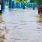 Banjir merendam jalan raya, sekolah, rumah warga, serta sejumlah fasilitas umum di Kabupaten Bima, Nusa Tenggara Barat, akibat hujan dengan intensitas tinggi. Kondisi ini mengganggu aktivitas masyarakat dan pelayanan publik, sementara aparat dan instansi terkait melakukan penanganan darurat bagi warga terdampak.