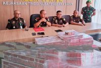 Kepala Kejaksaan Tinggi NTB Wahyudi, S.H., M.H., didampingi jajaran Pidsus Kejati NTB saat menyampaikan konferensi pers pengembalian kerugian negara senilai Rp6,7 miliar dalam kasus dugaan korupsi pengadaan lahan kawasan Samota, Kabupaten Sumbawa, di Media Center Kejati NTB, Senin (19/1/2026).