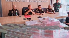 Kepala Kejaksaan Tinggi NTB Wahyudi, S.H., M.H., didampingi jajaran Pidsus Kejati NTB saat menyampaikan konferensi pers pengembalian kerugian negara senilai Rp6,7 miliar dalam kasus dugaan korupsi pengadaan lahan kawasan Samota, Kabupaten Sumbawa, di Media Center Kejati NTB, Senin (19/1/2026).