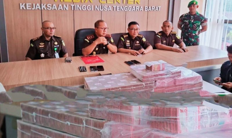 Kepala Kejaksaan Tinggi NTB Wahyudi, S.H., M.H., didampingi jajaran Pidsus Kejati NTB saat menyampaikan konferensi pers pengembalian kerugian negara senilai Rp6,7 miliar dalam kasus dugaan korupsi pengadaan lahan kawasan Samota, Kabupaten Sumbawa, di Media Center Kejati NTB, Senin (19/1/2026).