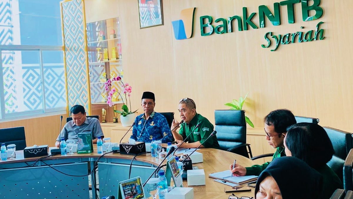 Kepala Dinas Koperasi UKM Provinsi NTB Wirawan Ahmad bersama jajaran Bank NTB Syariah saat Rapat Koordinasi Kemitraan Koperasi Desa/Kelurahan Merah Putih (KDKMP) di Kantor Pusat Bank NTB Syariah di Jalan Udayana, Kota Mataram, membahas percepatan operasional dan dukungan Pembiayaan Koperasi Desa.