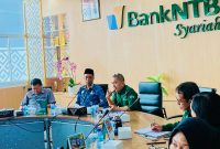Kepala Dinas Koperasi UKM Provinsi NTB Wirawan Ahmad bersama jajaran Bank NTB Syariah saat Rapat Koordinasi Kemitraan Koperasi Desa/Kelurahan Merah Putih (KDKMP) di Kantor Pusat Bank NTB Syariah di Jalan Udayana, Kota Mataram, membahas percepatan operasional dan dukungan Pembiayaan Koperasi Desa.