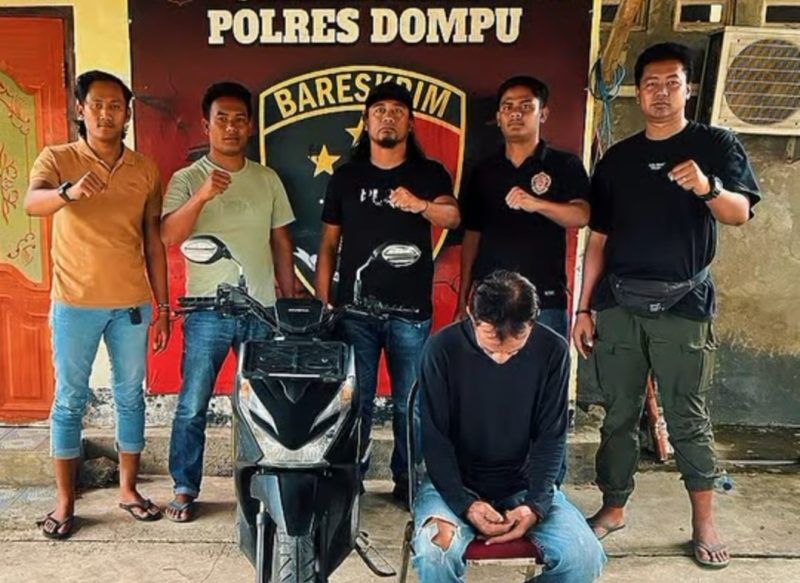 Petugas Satreskrim Polres Dompu mengamankan pelaku kasus curanmor yang sempat melaporkan dirinya sebagai korban, beserta barang bukti satu unit sepeda motor, Senin (19/1/2026).