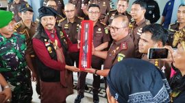 Ketua Umum Laskar Sasak Lalu Muhamad Ali Sadikin menyerahkan simbol gelar kehormatan adat Djero Pengkrakse Adhyaksa kepada Kepala Kejaksaan Tinggi NTB Wahyudi, S.H., M.H., sebagai bentuk dukungan masyarakat adat terhadap penegakan hukum, di Kantor Kejati NTB, Senin (19/1/2026).