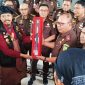 Ketua Umum Laskar Sasak Lalu Muhamad Ali Sadikin menyerahkan simbol gelar kehormatan adat Djero Pengkrakse Adhyaksa kepada Kepala Kejaksaan Tinggi NTB Wahyudi, S.H., M.H., sebagai bentuk dukungan masyarakat adat terhadap penegakan hukum, di Kantor Kejati NTB, Senin (19/1/2026).