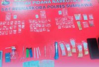 Barang bukti narkotika yang diamankan Satresnarkoba Polres Sumbawa berupa 63 poket sabu, satu butir pil diduga ekstasi, satu poket ganja, timbangan digital, serta alat hisap (bong) yang ditemukan di dalam dompet dan rumah terduga pelaku di Kecamatan Lape, Sumbawa.