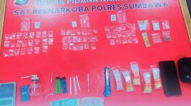Barang bukti narkotika yang diamankan Satresnarkoba Polres Sumbawa berupa 63 poket sabu, satu butir pil diduga ekstasi, satu poket ganja, timbangan digital, serta alat hisap (bong) yang ditemukan di dalam dompet dan rumah terduga pelaku di Kecamatan Lape, Sumbawa.