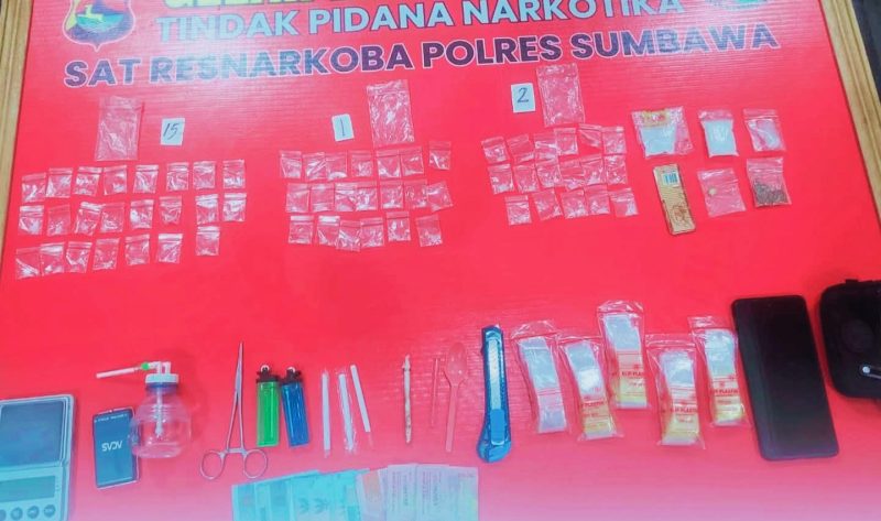 Barang bukti narkotika yang diamankan Satresnarkoba Polres Sumbawa berupa 63 poket sabu, satu butir pil diduga ekstasi, satu poket ganja, timbangan digital, serta alat hisap (bong) yang ditemukan di dalam dompet dan rumah terduga pelaku di Kecamatan Lape, Sumbawa.