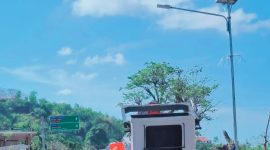 Pemasangan PJU tenaga surya di jalan bypass dekat Sirkuit Mandalika, Lombok Tengah, tahun 2025.